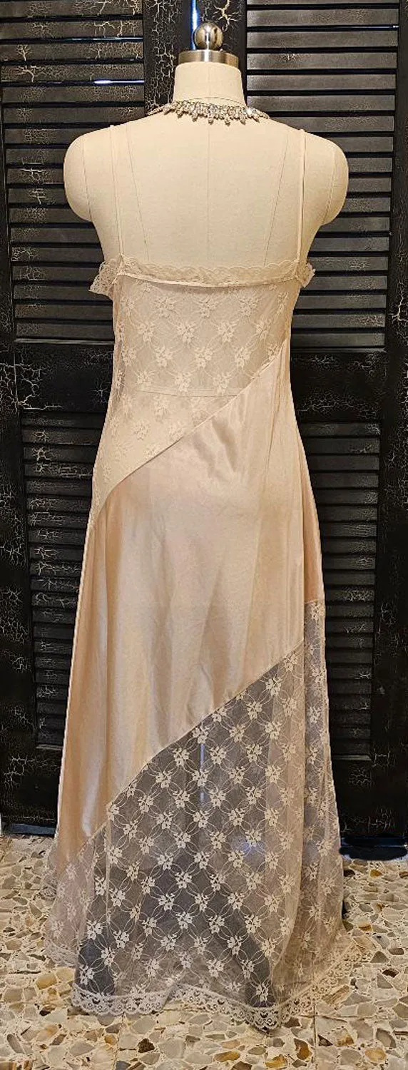 * GLAMOROUS VINTAGE DIAGONAL LACE BIAS NIGHTGOWN IN NUDE