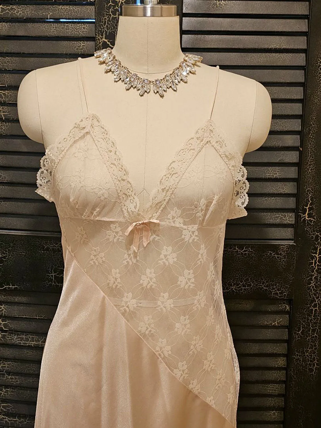 * GLAMOROUS VINTAGE DIAGONAL LACE BIAS NIGHTGOWN IN NUDE